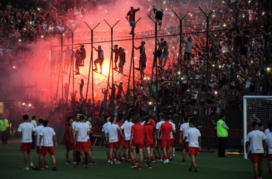 Emotivo banderazo antes del superclásico