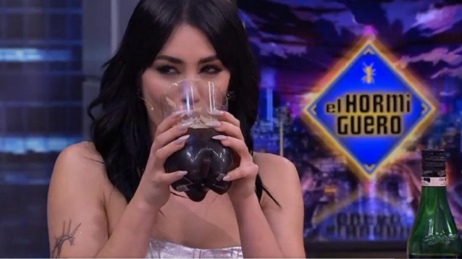 Lali preparó un fernet en vivo por la televisión española