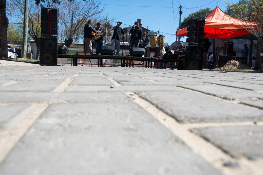 VECINOS DE CALLE THOMPSON CELEBRARON LA FINALIZACIÓN DE LAS OBRAS DE PAVIMENTACIÓN CON ADOQUINES