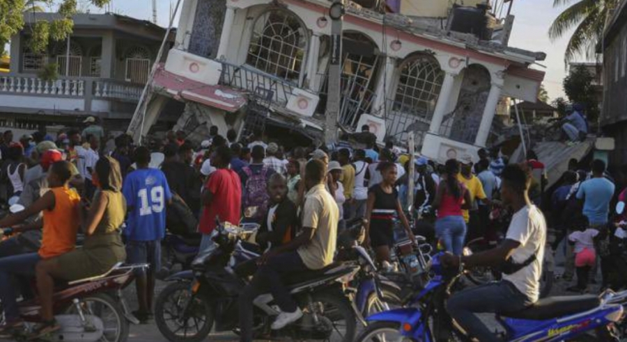 Ya cuentan 1297 muertos en Haití tras el terremoto