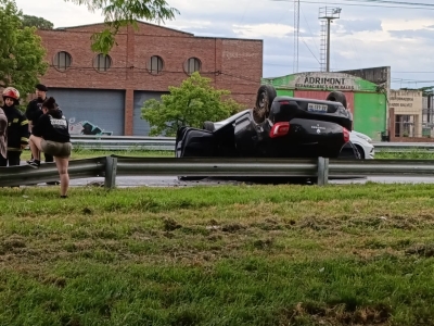 Espectacular vuelco sobre Circunvalación a la altura del Parque Regional