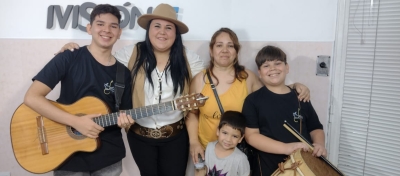 Ayelén Cima visitó con su músicos Ivisión Noticias