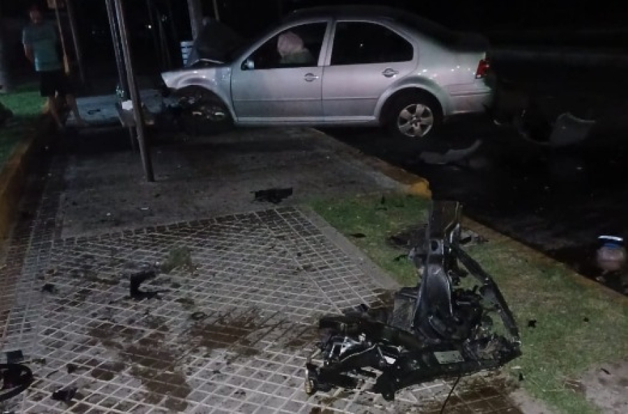 Un Bora pierde el motor en un accidente