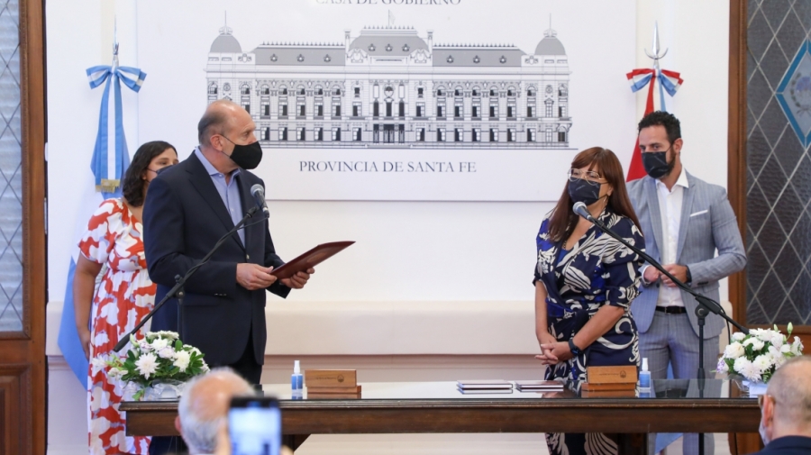 Perotti tomó juramento a las flamantes ministras de Gobierno, Celia Arena; y de Género, Florencia Marinaro