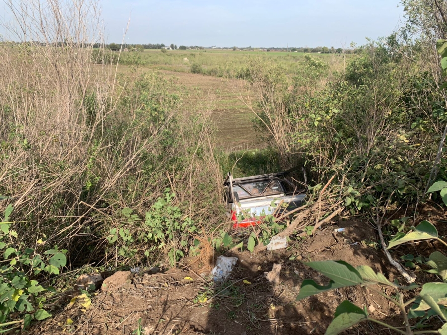 Vuelco de camioneta en acceso Cargill