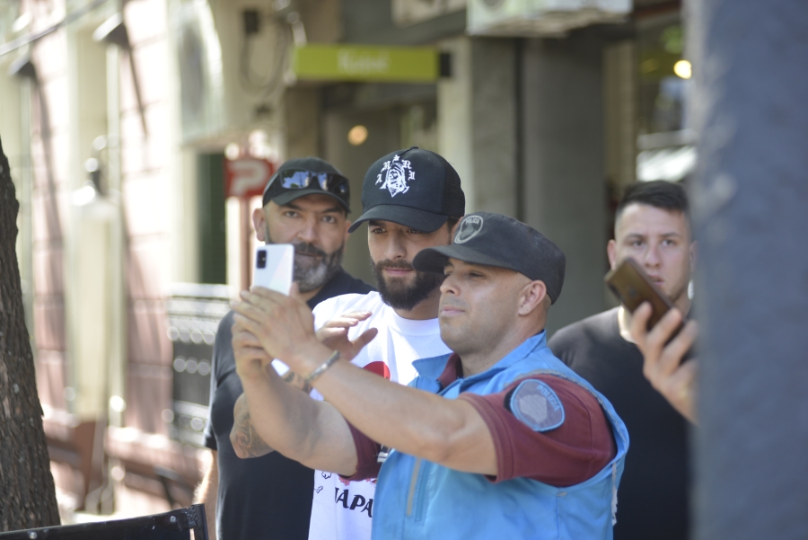 Maluma recorre Buenos Aires y se saca fotos con todos sus fans