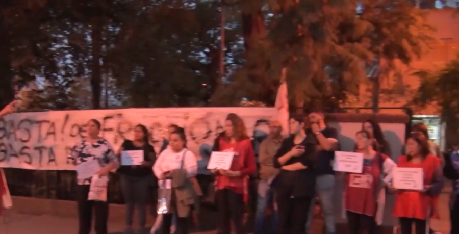 Abrazo simbólico y reclamo frente al instituto 24