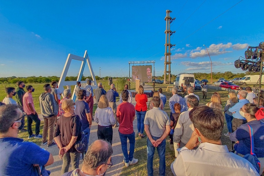 Inauguraron en VGG monumento homenaje a Alfonsín