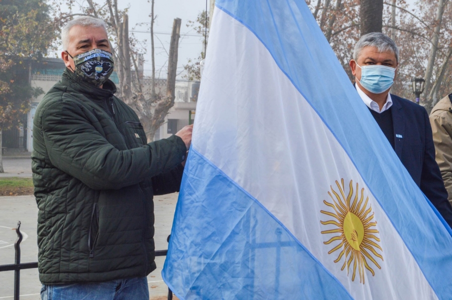 Izamiento simbólico por el día de la Bandera