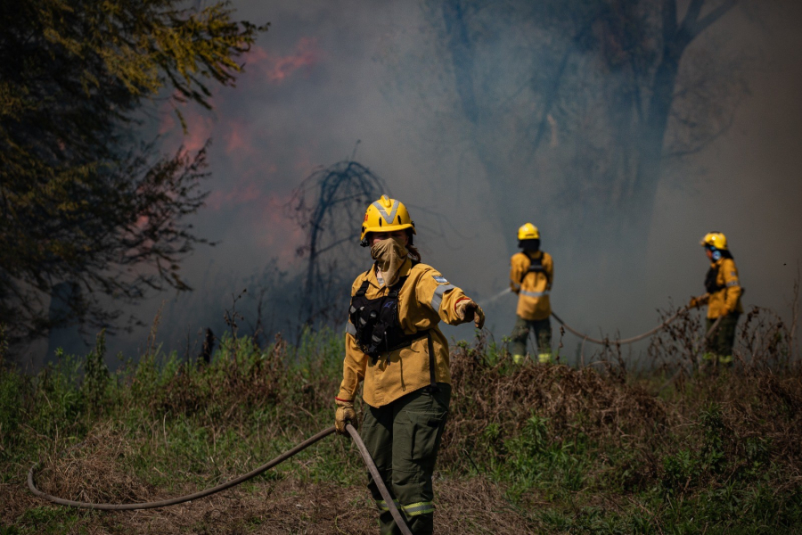 Aumentaron los incendios de pastizales en Villa Gobernador Gálvez y bomberos locales refuerzan tareas en la región y el sur del país